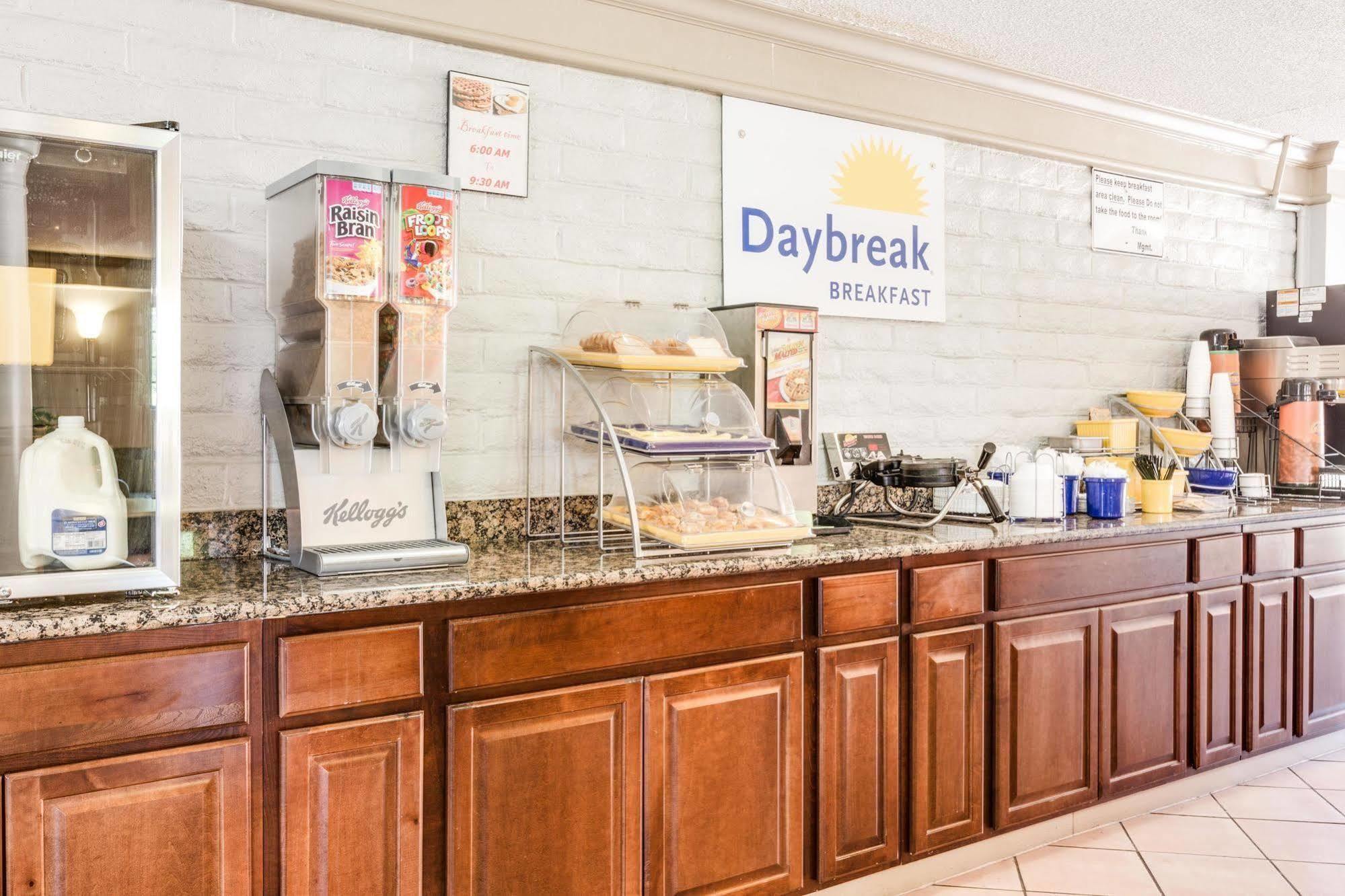 Days Inn By Wyndham Birmingham/West Eksteriør bilde